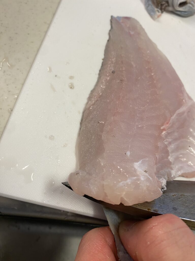 皮を引く。尾側から包丁を寝かせてスーッと