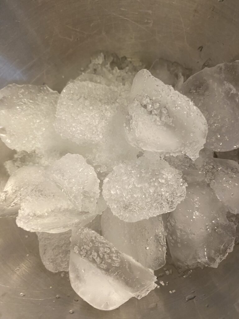 氷と一緒に低温をキープしながらじっくり熟成