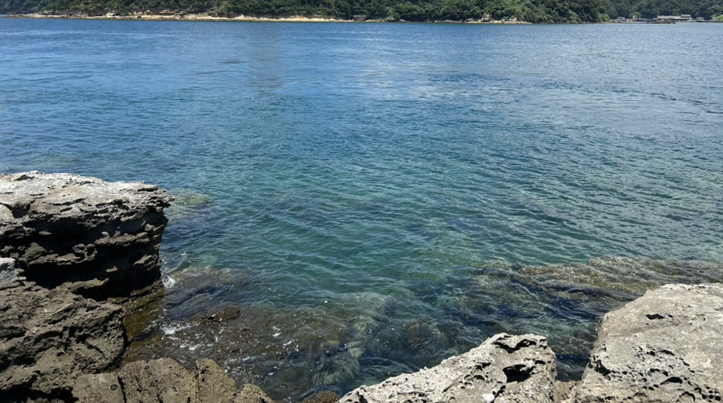 沖磯から見た青い海と対岸の地形