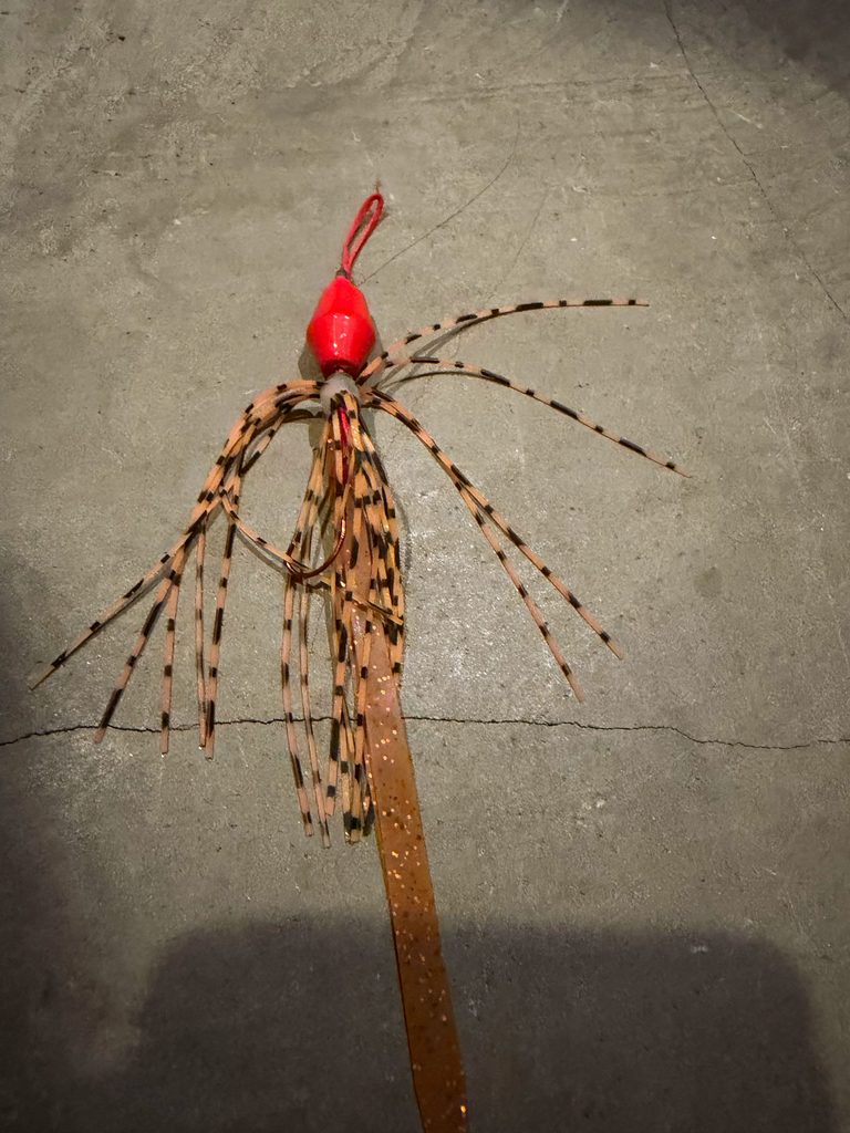 100均のブラクリにラバージグのスカートを付けた自作リグ。このルアーでネリゴが釣れた