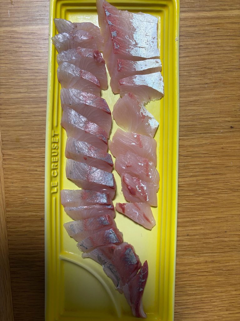 ネリゴの刺身。塩水で洗って臭みを取ったもの