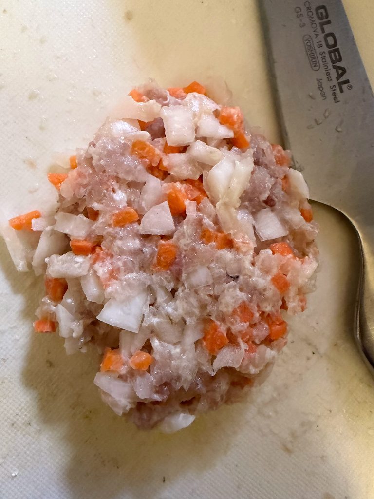 ネリゴのミンチだねを成形したところ