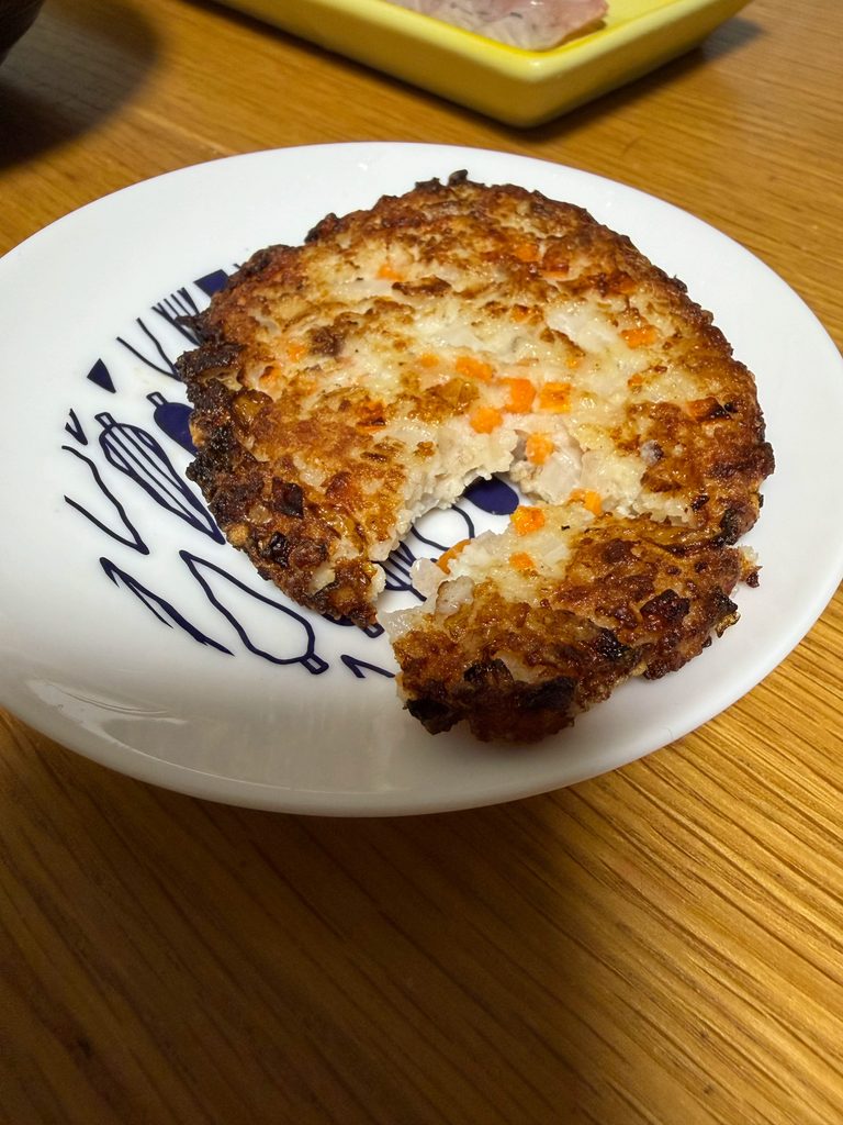 焼き上がったネリゴのハンバーグ風ミンチ天