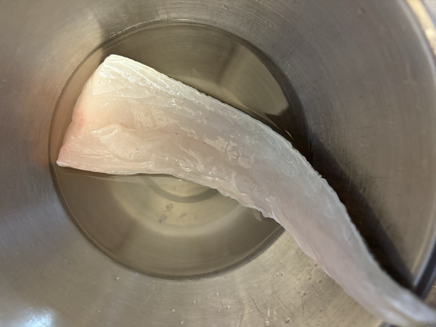 塩水で熟成した身を洗う