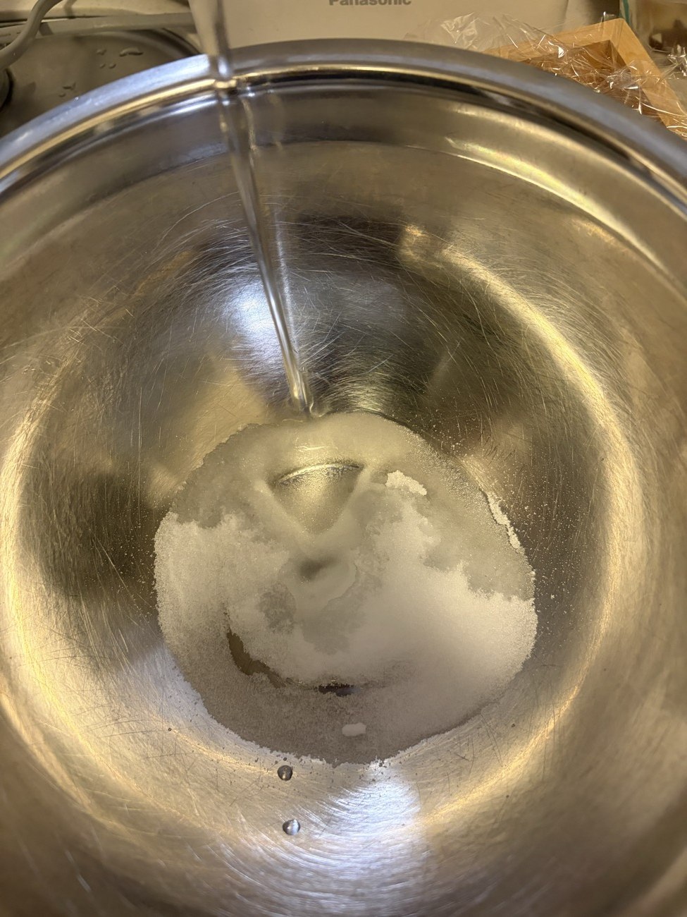 ボウルに水と塩を入れて作った塩水