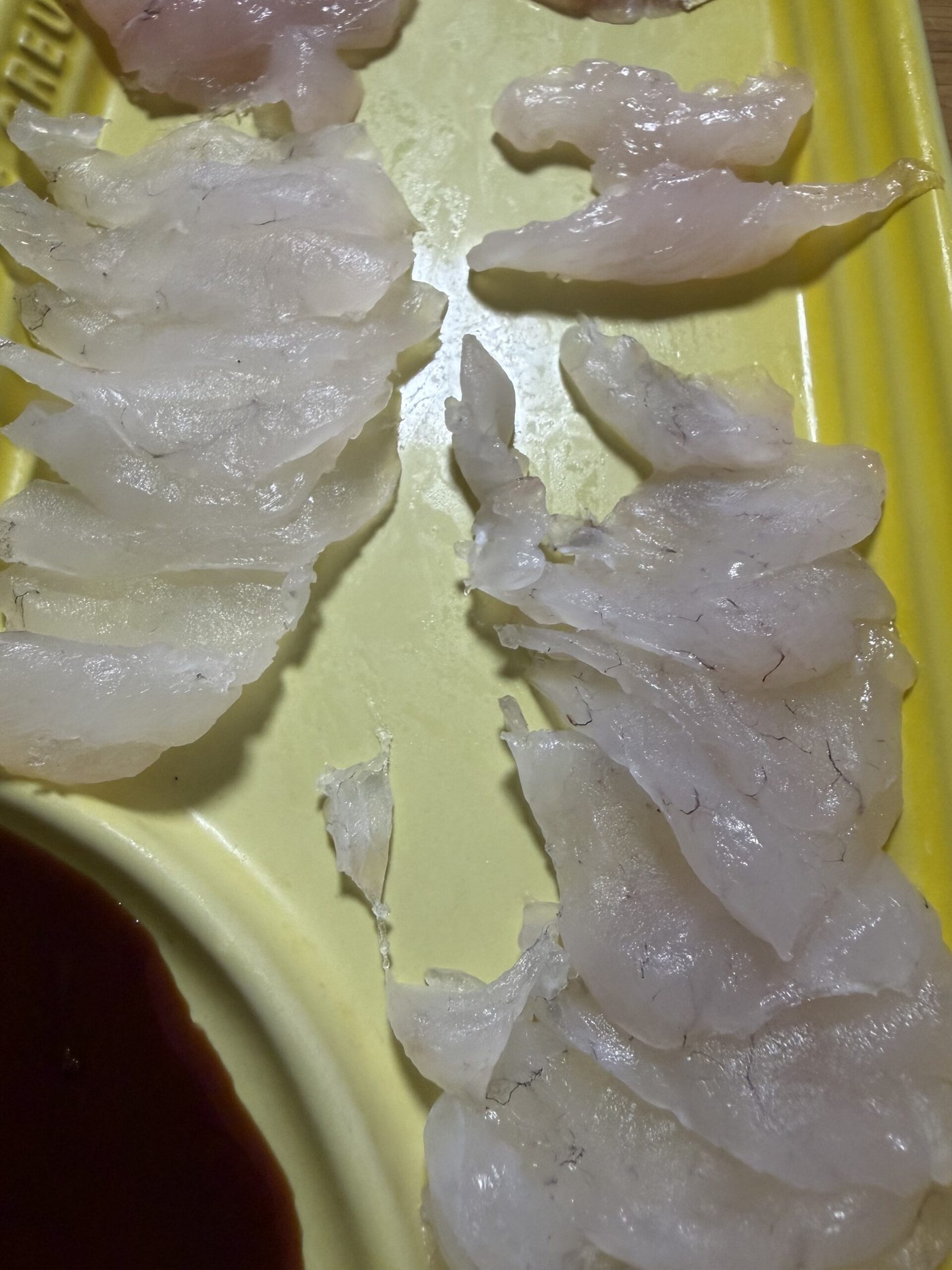 皿に盛り付けたマゴチの薄造り