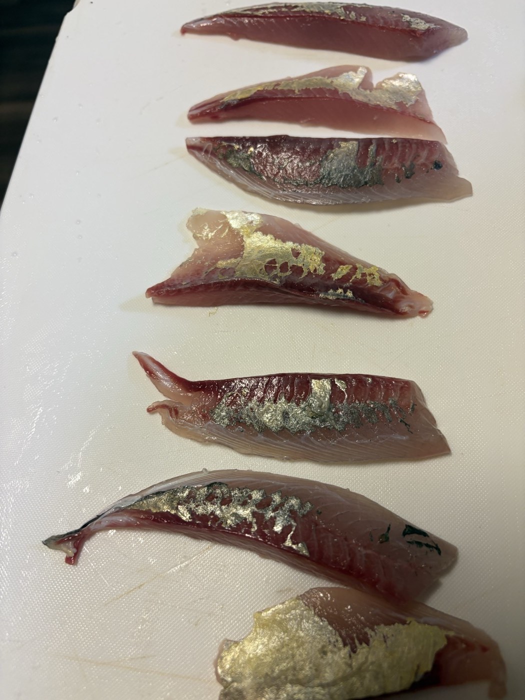 三枚におろした柵。銀皮がきれいです