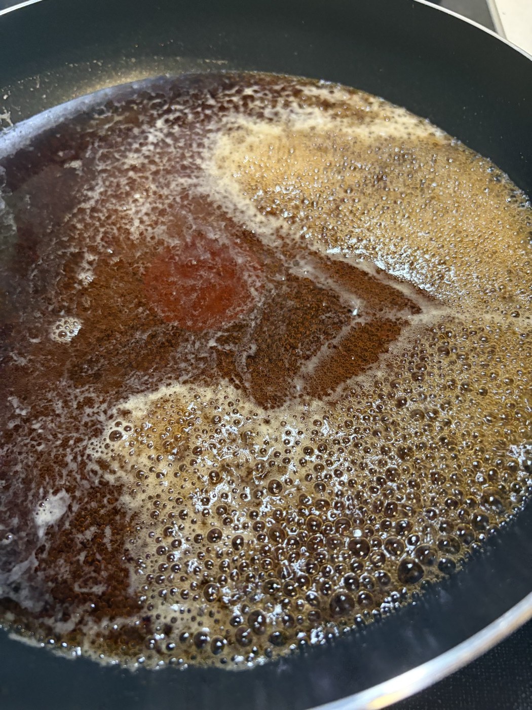 煮汁を先に沸かしておきます。魚を入れるのはこのあと