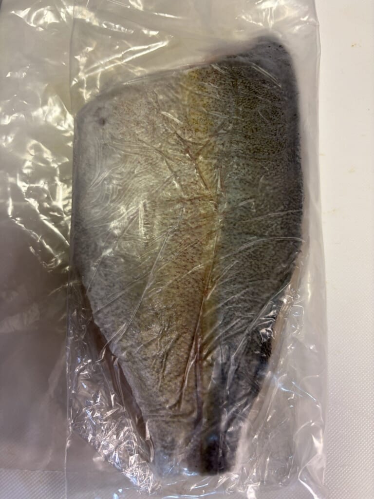 ラップに包んだまま12日寝かせたネリゴの半身(皮側)